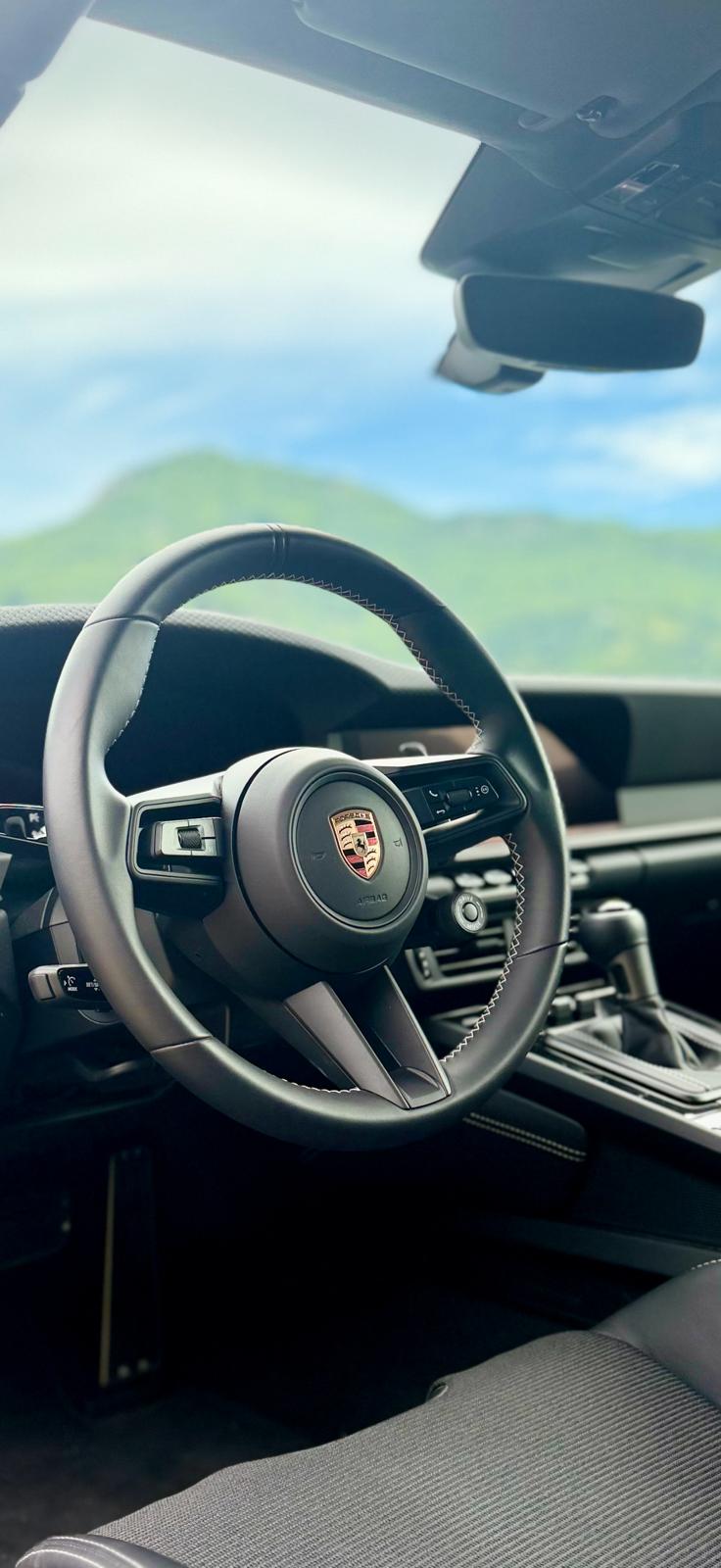 Porsche 992 GT3 Touring — Interno